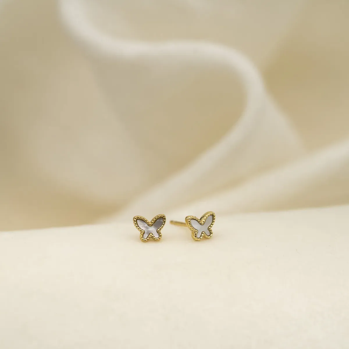 Øredobber i forgylt sølv - sommerfugl