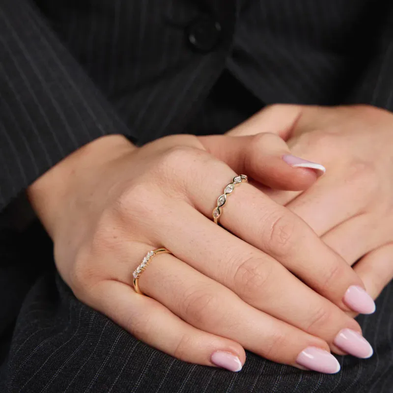 Dazzle ring i 925 forgylt sølv med zirkonia.