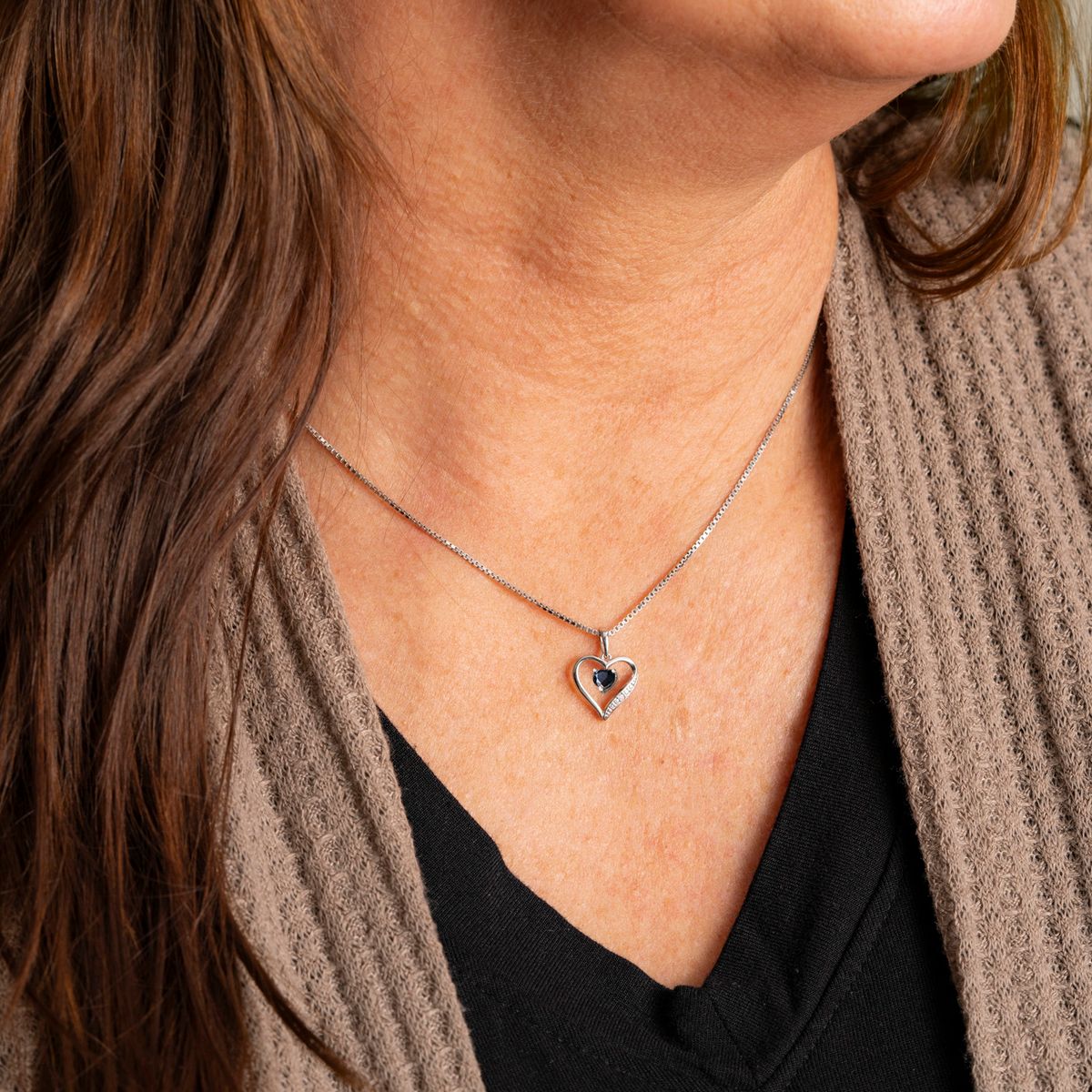 Hjerteanheng i hvitt gull med safir og diamant, 0,005ct WP inkl.sølvkjede